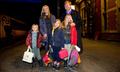 オランダのアレキサンダー皇太子（Crown Prince Willem-Alexander）とマキシマ皇太子妃（Princess Maxima）が15日、アメリア王女（Princess Amalia）、アレクシア王女（Prinecess Alexia）、アリアン王女（Prinecess Ariane）と共に王室専用客車で、オーストリアのレッヒ（Lech）に向けてアムステルダム（Amsterdam）中央駅を出発した。

写真は、アムステルダム中央駅で写真撮影に応じた皇太子ご一家（2013年2月15日撮影）。(c)AFP/ANP/ROBIN UTRECHT