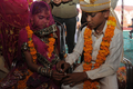 「売春婦の村」として知られるインド・グジャラート（Gujarat）州バディア（Vadia）村で開かれた集団結婚式で婚約を結ぶ少年少女（2012年3月11日撮影）。(c)AFP/Sam PANTHAKY