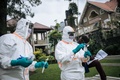 コンゴ民主共和国東部ゴマの個人宅で、新型コロナウイルス感染症の検査を行う保健省の職員ら（2020年3月31日撮影）。(c)ALEXIS HUGUET / AFP