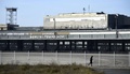 難民の一時収容施設が設置された、ドイツの首都ベルリンにある旧テンペルホーフ空港のかつての格納庫の様子（2015年10月26日撮影）。(c)AFP/TOBIAS SCHWARZ