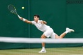 テニス、ウィンブルドン選手権、男子シングルス1回戦。リターンを打つカルロス・アルカラス（2021年6月30日撮影）。(c)Adrian DENNIS / AFP