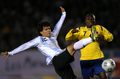 2010年サッカーW杯南アフリカ大会（%%2010 World Cup%%）南米予選第13節、アルゼンチン対コロンビア。試合はアルゼンチンが1-0でコロンビアを下した。南米予選は5節を残しているが、本戦への出場権が与えられる上位4位チームと5位以下のチームがはっきりと分かれている。13節を終えた上位にはブラジル、パラグアイ、チリ、アルゼンチンがつけている。アルゼンチンが1-0でコロンビアを下した。写真はコロンビアのパブロ・アルメロ（%%Pablo Armero%%、右）とボールを競るアルゼンチンのセルヒオ・アグエロ（%%Sergio Aguero%%）。（2009年6月6日撮影）（c）AFP/ALEJANDRO PAGNI