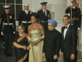 ワシントンD.C.（Washington D.C.）のホワイトハウス（White House）の庭園サウスローン（South Lawn）開かれたでインドのマンモハン・シン（Manmohan Singh）首相のの晩さん会に出席した（右から）バラク・オバマ（Barack Obama）米大統領、マンモハン・シン首相ミシェル（Michelle）米大統領夫人、グルシャラン・カウル（Gursharan Kaur）首相夫人（2009年11月24日撮影）。(c)AFP/Paul J. Richards