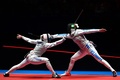 リオデジャネイロ五輪、フェンシング女子フルーレ個人決勝。競技に臨むイタリアのエリーザ・ディフランチェスカ（右）とロシアのインナ・デリグラソワ（2016年8月10日撮影）。(c)AFP/Fabrice COFFRINI