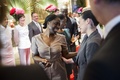 パリ（Paris）・モンテーニュ通り（Avenue Montaigne）にある老舗ホテル「プラザ・アテネ（Plaza Athenee）」で、改装前の最後の客を玄関ホールから見送る従業員（2013年10月1日撮影）。(c)AFP/FRED DUFOUR