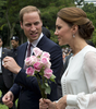 仏セレブ情報誌「クローザー（Closer）」が、英国のキャサリン妃（Catherine, Duchess of Cambridge）のトップレス写真を14日に発売する最新号で掲載すると発表した。前週にウィリアム王子（Prince William）夫妻が休暇でフランスを訪れた際に撮影されたものとみられ、同誌ウェブサイトによれば「ゲストハウスのテラスでトップレスでくつろぐキャサリン妃」が写っている複数枚の写真を掲載するという。

英王室はつい先日、ウィリアム王子の弟のヘンリー王子（Prince Harry）の全裸写真が暴露されるスキャンダルに見舞われたばかり。現在、アジア太平洋諸国を歴訪中のウィリアム王子夫妻は、ただちに「悲しみに包まれている」との声明を発表した。

写真は、マレーシア・クアラルンプール（Kuala Lumpur）のKLCC地区を訪れたウィリアム王子とキャサリン妃（2012年9月14日撮影）。(c)AFP/Saeed Khan