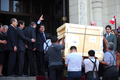 ペルー・リマ（Lima）の大統領官邸に到着した、マチュピチュ遺跡の遺物が入ったコンテナと、出迎えるアラン・ガルシア（Alan Garcia）ペルー大統領（中央、2011年3月30日撮影）。(c)AFP/ERNESTO BENAVIDES