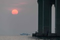 中国の香港、マカオ、広東省珠海を結ぶ港珠澳大橋（2018年10月22日撮影）。(c)ANTHONY WALLACE / AFP