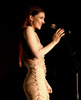 米・カリフォルニア（California）州のハリウッド・フォーエバー墓地（Hollywood Forever Cemetery）で歌手クリスタ・ベル（Chrysta Bell）がパフォーマンスを披露した（2013年5月12日撮影）。(c)AFP/Getty Images/Kevin Winter