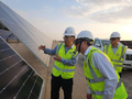 中国企業が建設中のサウジアラビアのアルシュアイバ太陽光発電所は、単体として世界最大の太陽光発電所だ。写真は状況を説明する作業員（撮影日不明、資料写真）。(c)People’s Daily/管克江