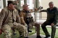 ロシア南部の都市ロストフナドヌー市内で、軍幹部と話をする民間軍事会社ワグネルの創設者エフゲニー・プリゴジン氏。テレグラムに投稿された動画より（2023年6月24日提供）。(c)AFP PHOTO / HANDOUT / TELEGRAM / @razgruzka_vagnera