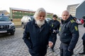 デンマーク自治領グリーンランドの政庁所在地ヌークで、裁判所に到着した反捕鯨団体「シー・シェパード」の創設者、ポール・ワトソン容疑者（2024年10月2日撮影）。(c)Leiff Josefsen / AFP