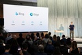 米ワシントン州レドモンドのマイクロソフト本社で、検索エンジン「Bing」へのAI搭載に関する発表を行うユスフ・メハディ副社長（2023年2月7日撮影）。(c)Jason Redmond / AFP
