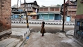 インド・スリナガル（Srinagar）で、外出禁止令が出されたため閑散とした道路（2010年9月13日撮影）。(c)AFP/Sajjad HUSSAIN