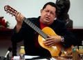 ベネズエラ首都カラカス（Caracas）の大統領府で行われた閣僚会議で、ギターを演奏するウゴ・チャベス（Hugo Chavez）大統領（2012年9月20日撮影）。(c)AFP/PRESIDENCIA
