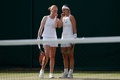 テニス、ウィンブルドン選手権、女子ダブルス2回戦。試合に臨むグリート・ミネン（右）とアリソン・バンアーツバンク（2019年7月5日撮影）。(c)Adrian DENNIS / AFP