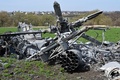ウクライナ・ハルキウ近郊で撃墜されたロシア軍のヘリコプター（2022年4月16日撮影）。(c)SERGEY BOBOK / AFP