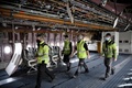 航空機保管会社ターマック・アエロセーブが保管する航空機内で働く従業員。フランス南西部アズレで（2021年2月4日撮影）。(c)Lionel BONAVENTURE / AFP