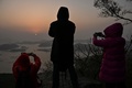 中国福建省・霞浦県で、日の出の写真を撮る観光客ら（2019年12月12日撮影）。(c)HECTOR RETAMAL / AFP