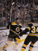 第2ピリオドに得点を決めチームメイトと共に歓喜するブルーインズのフィル・ケッセル（%%Phil Kessel%%、左）。（2008年4月19日撮影）(c)AFP/Getty Images/Elsa