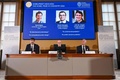 2024年ノーベル化学賞の受賞が決まった（左から）デビッド・ベイカー氏、デミス・ハサビス氏、ジョン・ジャンパー氏の写真。スウェーデン・ストックホルムの王立科学アカデミーで（2024年10月9日撮影）。(c)Jonathan NACKSTRAND / AFP 
