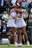 テニス、ウィンブルドン選手権（The Championships Wimbledon 2013）は6日、女子ダブルス決勝が行われ、謝淑薇（Su-Wei Hsieh）/彭帥（Shuai Peng）組が7-6、6-1でアシュリー・バーティ（Ashleigh Barty）/ケーシー・デラクア（Casey Dellacqua）組に勝利し、優勝を果たした。

試合に勝利し歓喜する彭帥（左）と謝淑薇（右、2013年7月6日撮影）。(c)AFP/GLYN KIRK