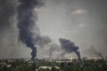 ウクライナ東部セベロドネツクから立ち上る煙（2022年5月30日撮影）。(c)ARIS MESSINIS / AFP