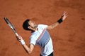 全仏オープンテニス、男子シングルス準々決勝。サーブを打つノバク・ジョコビッチ（2017年6月7日撮影）。(c)AFP/Eric FEFERBERG