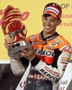 世界ロードレース選手権（WGP 2011）開幕戦カタールGP、MotoGP決勝。表彰台でトロフィーを手に笑顔をみせるレプソル・ホンダ（Repsol Honda）のケーシー・ストーナー（Casey Stoner、2011年3月20日撮影）。(c)AFP/KARIM JAAFAR