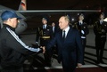 ロシア・モスクワのヌコボ国際空港で、西側諸国との囚人交換で解放されたロシア人を出迎えたウラジーミル・プーチン大統領。スプートニク提供（2024年8月1日撮影）。(c)Gavriil GRIGOROV / POOL / AFP