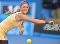 全豪オープンテニス（Australian Open Tennis Tournament 2013）は26日、女子シングルス決勝が行われ、大会第1シードのビクトリア・アザレンカ（Victoria Azarenka、ベラルーシ）が4-6、6-4、6-3で第6シードの李娜（Na Li、ナ・リー、中国）を下し、2連覇を飾った。

リターンを狙うビクトリア・アザレンカ（2013年1月26日撮影）。(c)AFP/PETER PARKS