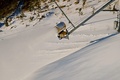 北京冬季五輪の会場となる中国・延慶の国家高山スキーセンターで、人工雪を散布する人工降雪機（2021年12月17日撮影）。(c)Leo RAMIREZ / AFP