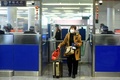 隔離措置撤廃後の中国浙江省の空港で税関での手続きを終えた到着客（2023年1月7日撮影）。(c)AFP