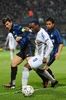 サッカー欧州チャンピオンズリーグ2011-12（UEFA Champions League 2011-12）は7日、グループリーグ第6節の試合が各地で行われ、CSKAモスクワ（CSKA Moscow）は2-1でインテル（Inter Milan）に勝利し、グループBの2位で決勝トーナメント進出を果たした。

インテルの長友佑都（Yuto Nagatomo）とハビエル・サネッティ（Javier Zanetti）に囲まれるCSKAモスクワのヴァグネル・ラヴ（Vagner Love、2011年12月7日撮影）。(c)AFP/GIUSEPPE CACACE
&lt;a href=&quot;http://www.afpbb.com/article/sports/soccer/champion-league/2844527/8175933&quot;&gt;&lt;b&gt;＜記事本文へ戻る＞&lt;/b&gt;&lt;/a&gt;
