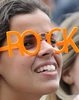 世界最大の音楽祭「ロック・イン・リオ（Rock in Rio）」が23日、ブラジルのリオデジャネイロ（Rio de Janeiro）で開幕した。1週間にわたって開催され、会期中70万人の来場者を見込んでいる。23日にはエルトン・ジョン（Elton John）、24日にはリアーナ（Rihanna）、25日にはレッド・ホット・チリ・ペッパーズ（Red Hot Chili Peppers）が出演。ケイティ・ペリー（Katy Perry）やコールドプレイ（Coldplay）の出演も予定されている。

　写真は、出演者のパフォーマンスを楽しむ来場者（2011年9月24日撮影）。(c)AFP/VANDERLEI ALMEIDA