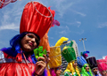 メキシコの首都メキシコ市（Mexico City）で行われた、「エイズ医療財団（AIDS Healthcare Foundation、AHF）」によるコンドームの使用を普及させる世界キャンペーン｢ラブ・コンドーム（Love Condoms）｣（2009年8月28日撮影）。(c)AFP/Luis ACOSTA