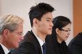 スポーツ仲裁裁判所（CAS）に出廷し、ヒアリングの開始を待つ中国競泳男子の孫楊（中央、2019年11月15日撮影）。(c)jean-guy PYTHON / AFP