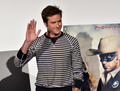 映画『ローン・レンジャー（The Lone Ranger）』のプロモーションのため来日中の米俳優アーミー・ハマー（Armie Hammer）が13日、都内で行われた来日記者会見に出席した。ハマーがジョニー・デップ（Johnny Depp）と共に主演を務め、ジェリー・ブラッカイマー（Jerry Bruckheimer）が製作として参加している同作は、8月2日から全国で公開される。会見には、天野ひろゆき（Hiroyuki Amano）と平愛梨（Airi Taira）も登場した（2013年5月13日撮影）。(c)AFP/Yoshikazu TSUNO