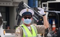米カリフォルニア州ロサンゼルスでマスクをして交通整理をする警察官（2020年3月24日撮影）。(c)Frederic J. BROWN / AFP