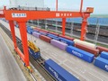 同江北駅でコンテナ積み替え作業中の「中欧班列」（ドローンから、2024年8月7日撮影）。(c)Xinhua News