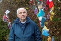 アイルランド・チュアムに設けられた、元母子生活支援施設の敷地内に埋められたとされる約800人の子どもの追悼廟を訪れた元入所者の男性（2021年1月13日撮影）。(c)Paul Faith / AFP