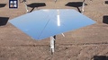 太陽の光に合わせて回転するヘリオスタット。(c)CGTN Japanese