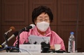 韓国ソウルで記者会見する旧日本軍の元従軍慰安婦、李容洙（イ・ヨンス）さん（2021年2月16日撮影）。(c)Jung Yeon-je / AFP