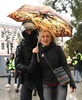 ロシア・モスクワで、ウクライナ侵攻をめぐる部分動員令への抗議デモに参加して警察に拘束される女性（2022年9月24日撮影）。(c)AFP