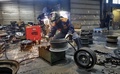 車の中古部品からストーブを改造しているリトアニアの金属加工会社カルビスの従業員（2022年12月8日撮影）。(c)PETRAS MALUKAS / AFP