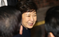 韓国・ソウルの私邸に到着した朴槿恵（パク・クネ）前大統領（2017年3月12日撮影）。(c)AFP/YONHAP