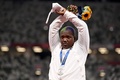 東京五輪、陸上女子砲丸投げ決勝。銀メダルを獲得し、表彰台で腕を交差させる米国のレーベン・サンダーズ（2021年8月1日撮影）。(c)Ina FASSBENDER / AFP