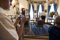 米ワシントンD.C.のホワイトハウスのブルー・ルームで、写真撮影をする一般見学ツアー客（2015年7月1日撮影）。(c)AFP/BRENDAN SMIALOWSKI