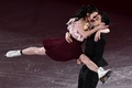平昌冬季五輪、フィギュアスケートのエキシビションに臨むアンナ・カッペリーニ/ルカ・ラノッテ組（2018年2月25日撮影）。(c)AFP/ARIS MESSINIS