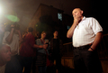 ベオグラード（Belgrade）の最高裁判所前で報道陣に対し会見する、ボスニア・ヘルツェゴビナ紛争（1992-95年）時のセルビア人勢力最高指導者で国連（UN）の旧ユーゴスラビア国際法廷（International Criminal Tribunal for the former Yugoslavia、ICTY）から戦犯として起訴されているラドバン・カラジッチ（Radovan Karadzic） 被告の兄、ルカ・カラジッチ（Luka Karadzic）氏（2008月7月22日撮影）。(c)AFP/ALEKSANDAR STANKOVIC